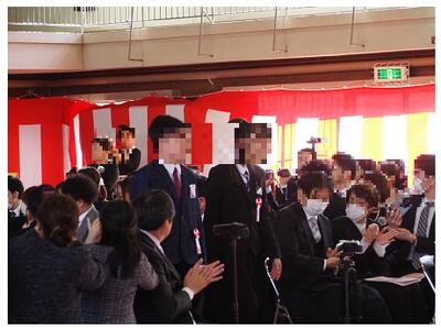 堂々と晴れやかに入場