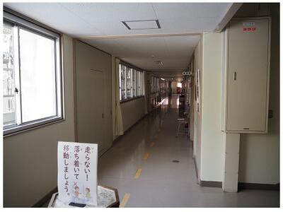 職員室前廊下がすっかり薄暗いです