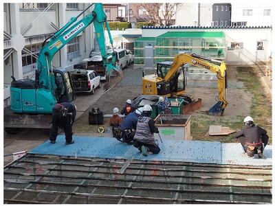 屋根の上の作業