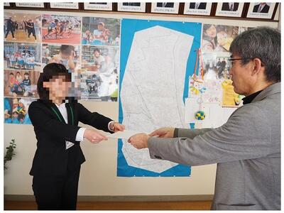 赴任した教職員には新たな辞令書を渡します