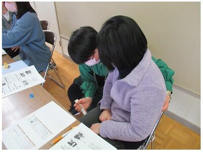 先生たちで互いに模擬エピペンを打ってみました