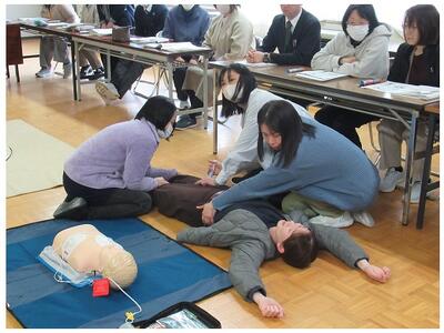 エピペン打つときの子どもの押さえ方を確認