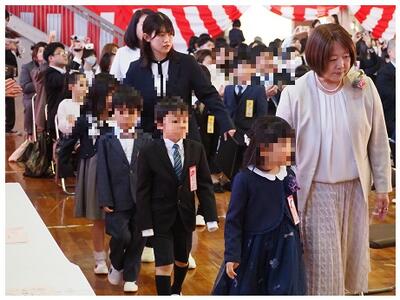 緊張気味に入場です