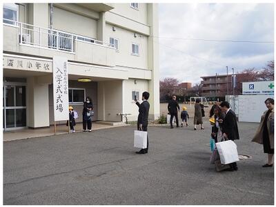 看板前の記念撮影