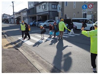 黄色い帽子で元気に登校