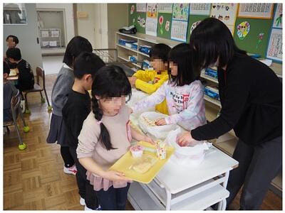 順番に並んで配膳します