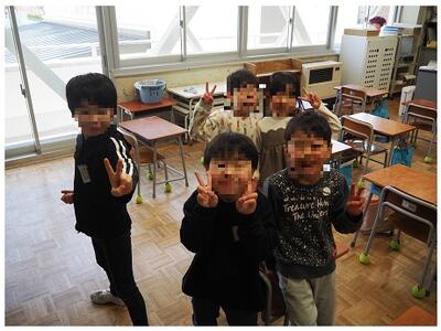 友達と楽しそうでした　写真を撮ってとせがまれて