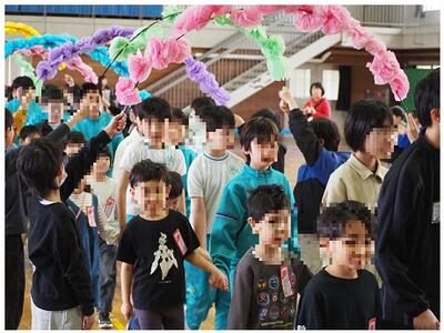 アーチをくぐって入場