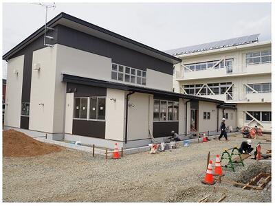 センター棟のまわりが低ブロックで仕切られています