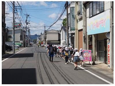 歩道がない道路を安全に歩きます