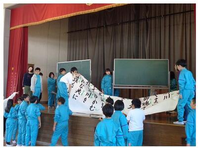 片付け作業でも力を発揮する六年生