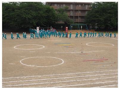 太鼓の音で凛々しく入場