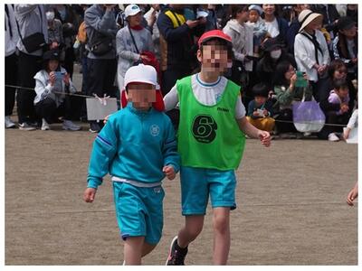 優しく肩に手をそえる決勝係