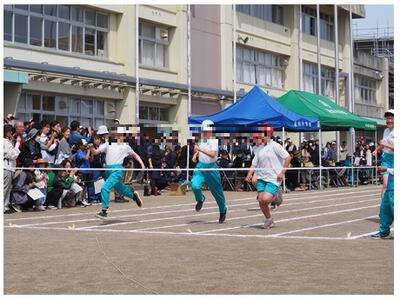 ゴールは混戦模様