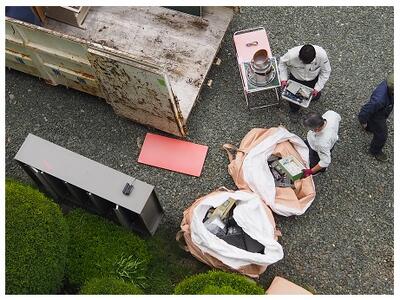 トラックにどんどん積み込みます