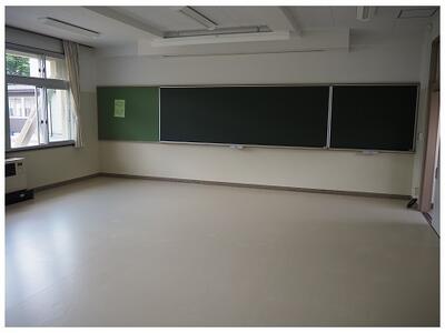 黒板も新しくつきました　もとは資料室でした