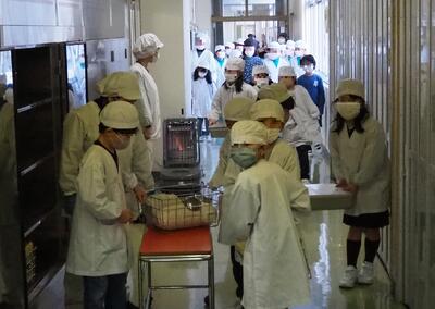 給食の配膳