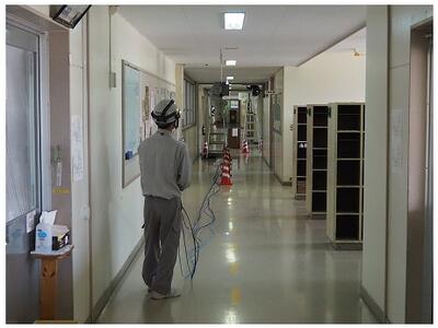 通路を半分ふさいでの工事です