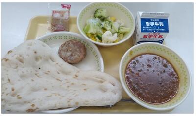 なんとナンがはみ出ました