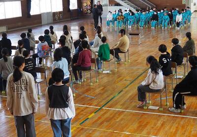 始めの挨拶　ちょっと緊張気味の５年生