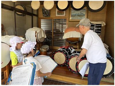 太鼓のつくりに興味津々