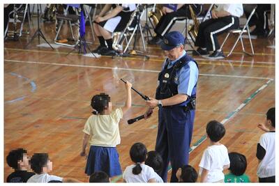 警棒に触らせてもらいました