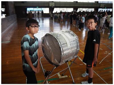 一日太鼓をたたく担当の二人　頑張れ～！