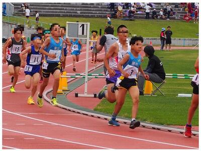 ６年男子８００ｍ　二人一気に