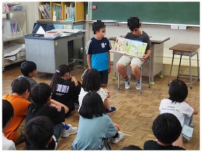 めくる人と読む人の役割