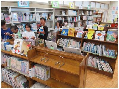 早速学級で借りに来ています