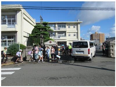 狭い校門付近　車がきますので大変危険です