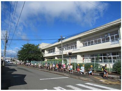 青空の下、集団登校