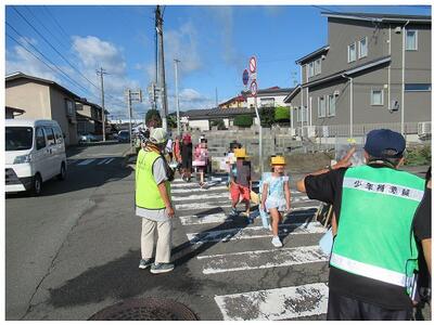 学校前の横断歩道で川村さんと佐々木さんの誘導