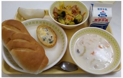 パンをシチューにひたすと美味しいです