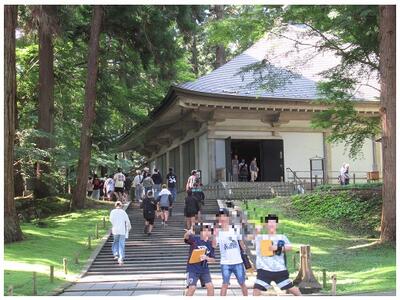 見学スタートは金色堂