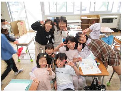 楽しそうな中休み「校長先生、撮って～」