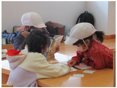 県立図書館で読書タイム　好きな本に没頭