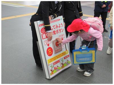 盛岡駅では、踏切の非常ボタンを押す体験ができました