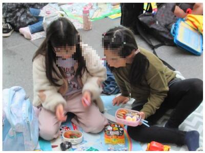 お弁当を見せ合う、かわいい姿