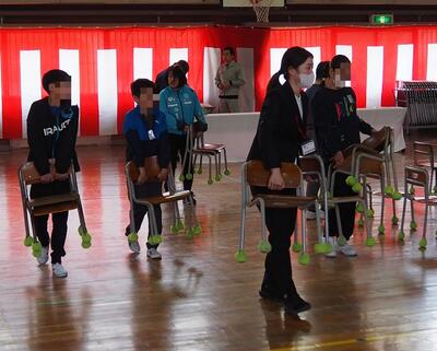 体育館でも大活躍　奇麗に椅子を整列