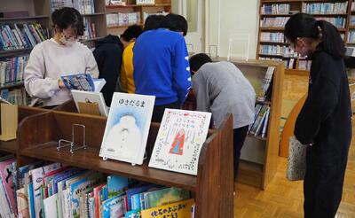 図書館開館に借りに来た皆さん