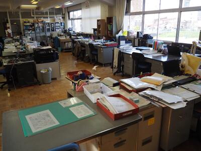 さっきまで職員会議してた職員室はもぬけの殻