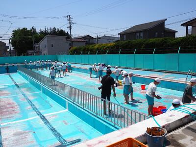 まさしくプール清掃日和　気持ちよい天気
