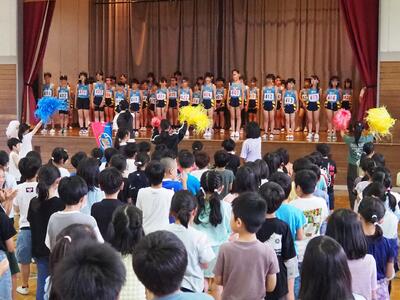 全校で頑張れの気持ちを込めて応援