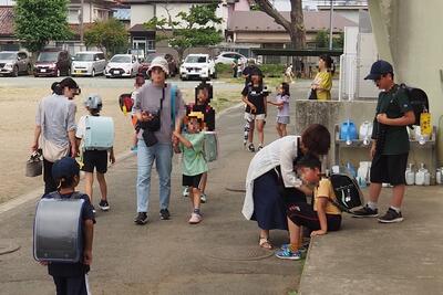 手を繋いで帰るご家庭多く、安心します