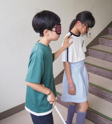 白杖を用いて、階段を下ります。目隠し体験はとてもこわいのです